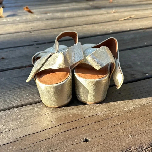 Gentle Souls by Kenneth Cole women’s Gisele two band gold sandals size 6 - Picture 3 of 7